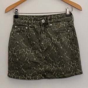 American Eagle Olive Green Camo Print Mini Skirt Size 2 Casual Everyday Style
